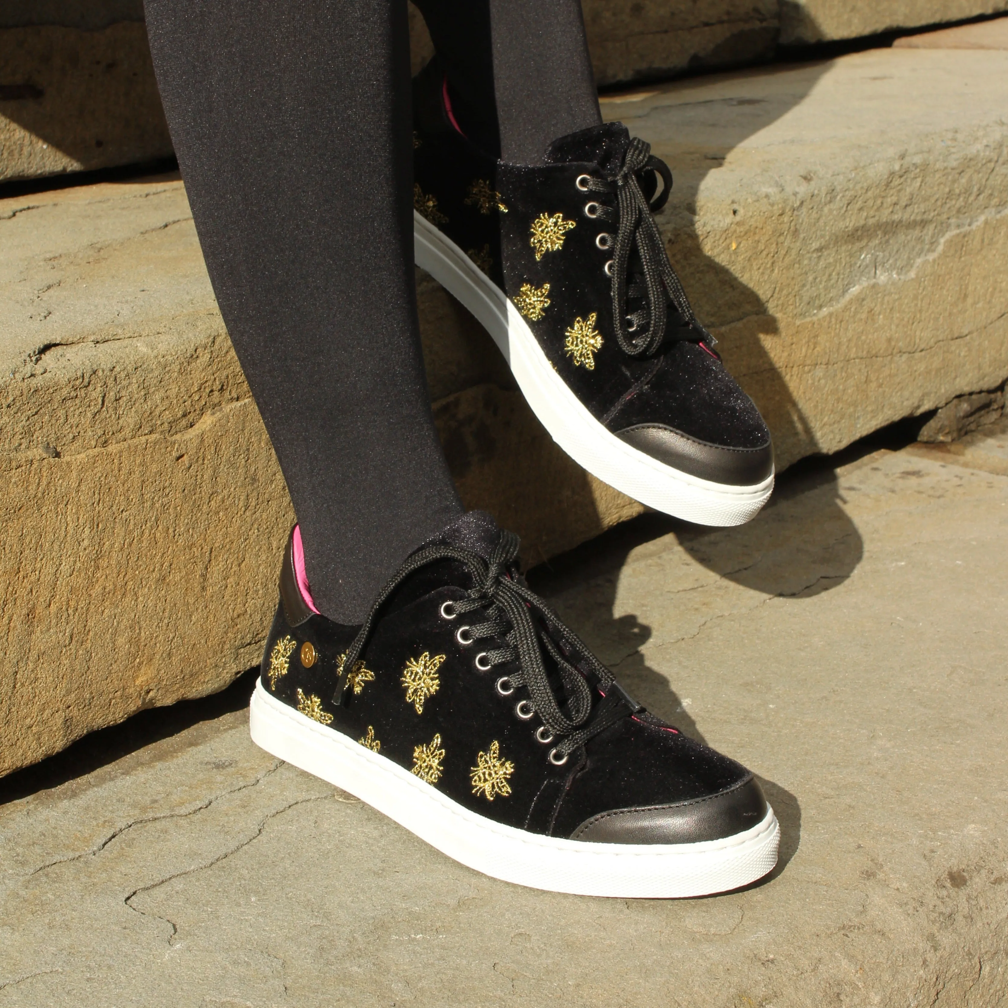 Platinum - Black velvet Crown Bee sneaker